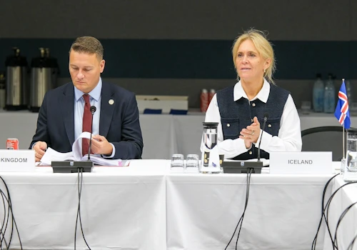 Þorgerður Katrín Gunnarsdóttir utanríkisráðherra og Wes Streeting varnarmálaráðherra Bretlands, sem leiðir JEF-samstarfið.
