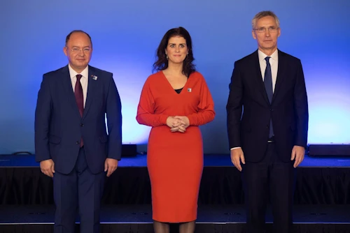 Þórdís Kolbrún Reykfjörð Gylfadóttir utanríkisráðherra ásamt Bogdan Aurescu, utanríkisráðherra Rúmeníu, og Jens Stoltenberg, frkvstj. Atlantshafsbandalagsins