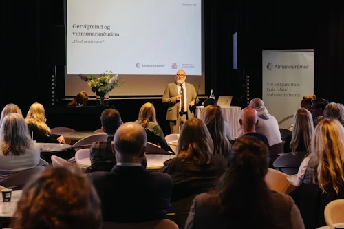Það var fullt út úr dyrum í Grósku þegar ráðherra bauð hinum íslenskættaða prófessor Erik Brynjólfsson á svið.  Mynd: Björgvin Sigurðarson.